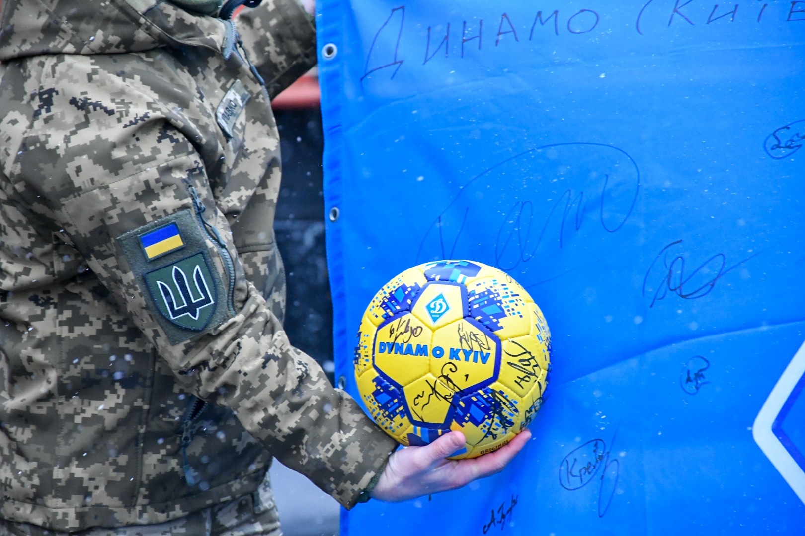 Фонд братьев Суркисов передал Минобороны помощь для защитников Украины